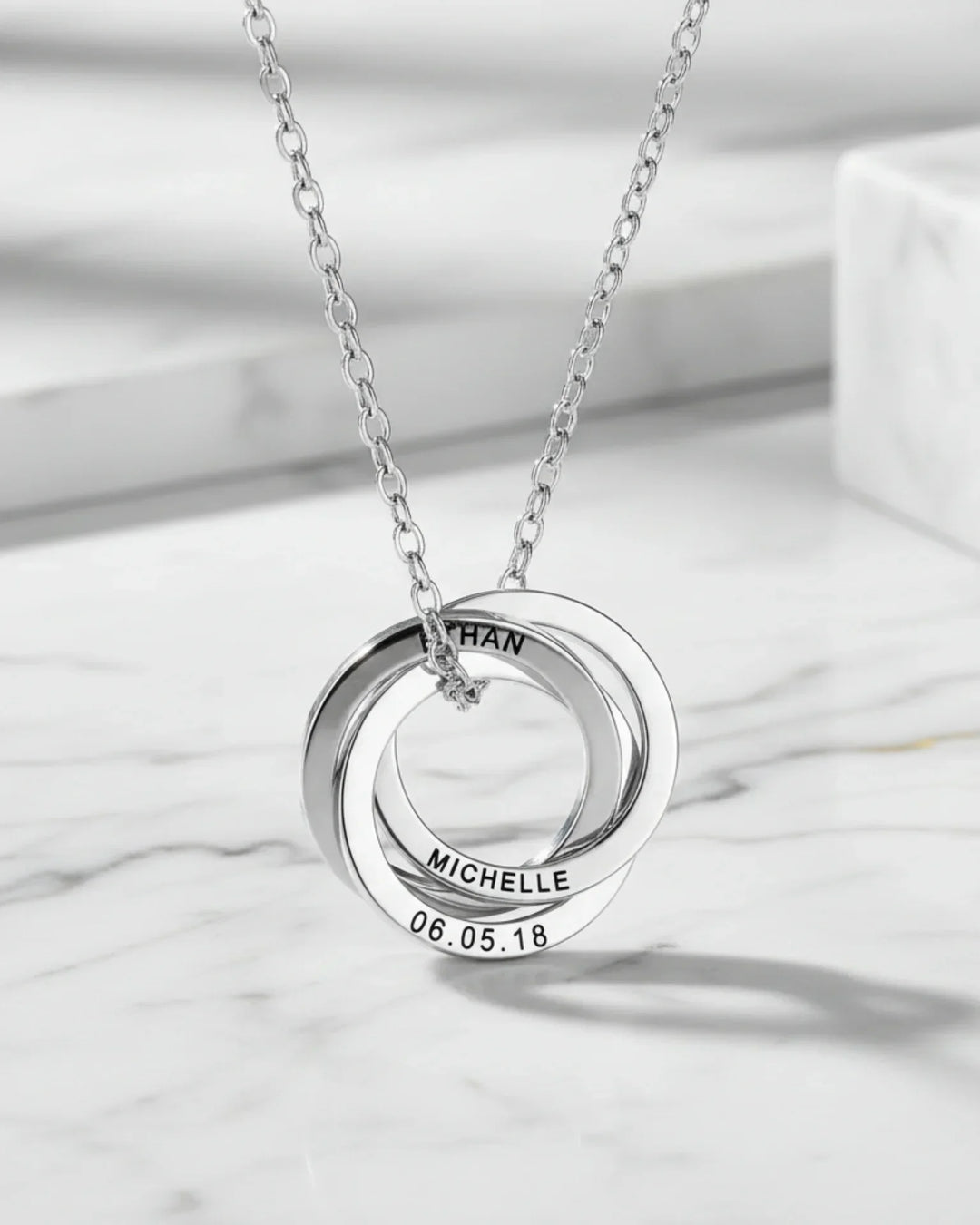 Collana Personalizzata con Anelli Russi Intrecciati – da 3 a 5 Nomi Incisi, Regalo per Mamma