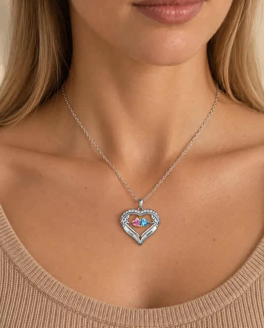 Collana Personalizzata Cuore Alato in Argento 925 - indossato da una modella