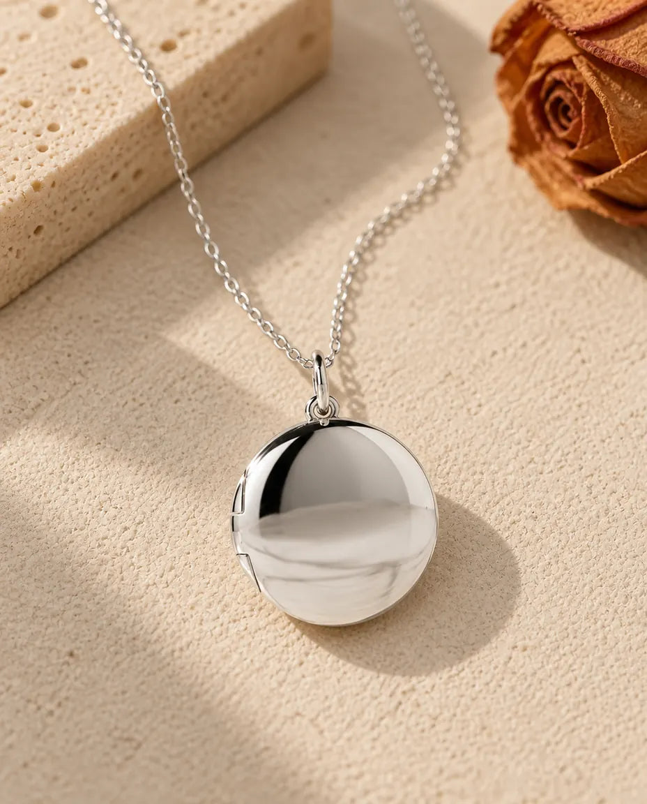 Collana Portafoto in Argento Sterling 925 con Incisione Personalizzata - vista frontale in argento