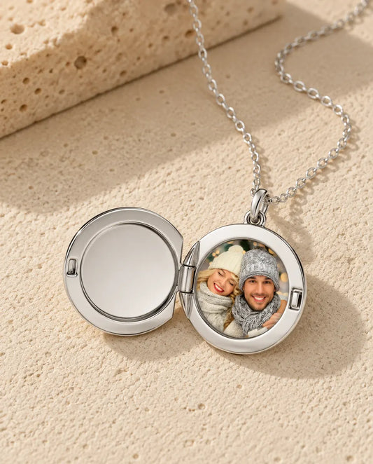Collana Portafoto in Argento Sterling 925 con Incisione Personalizzata - aperto, con la foto all interno