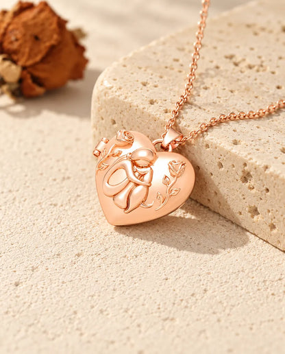 Collana portafoto color oro rosa a cuore Donna e Cane sul travertino, nella calda luce del sole