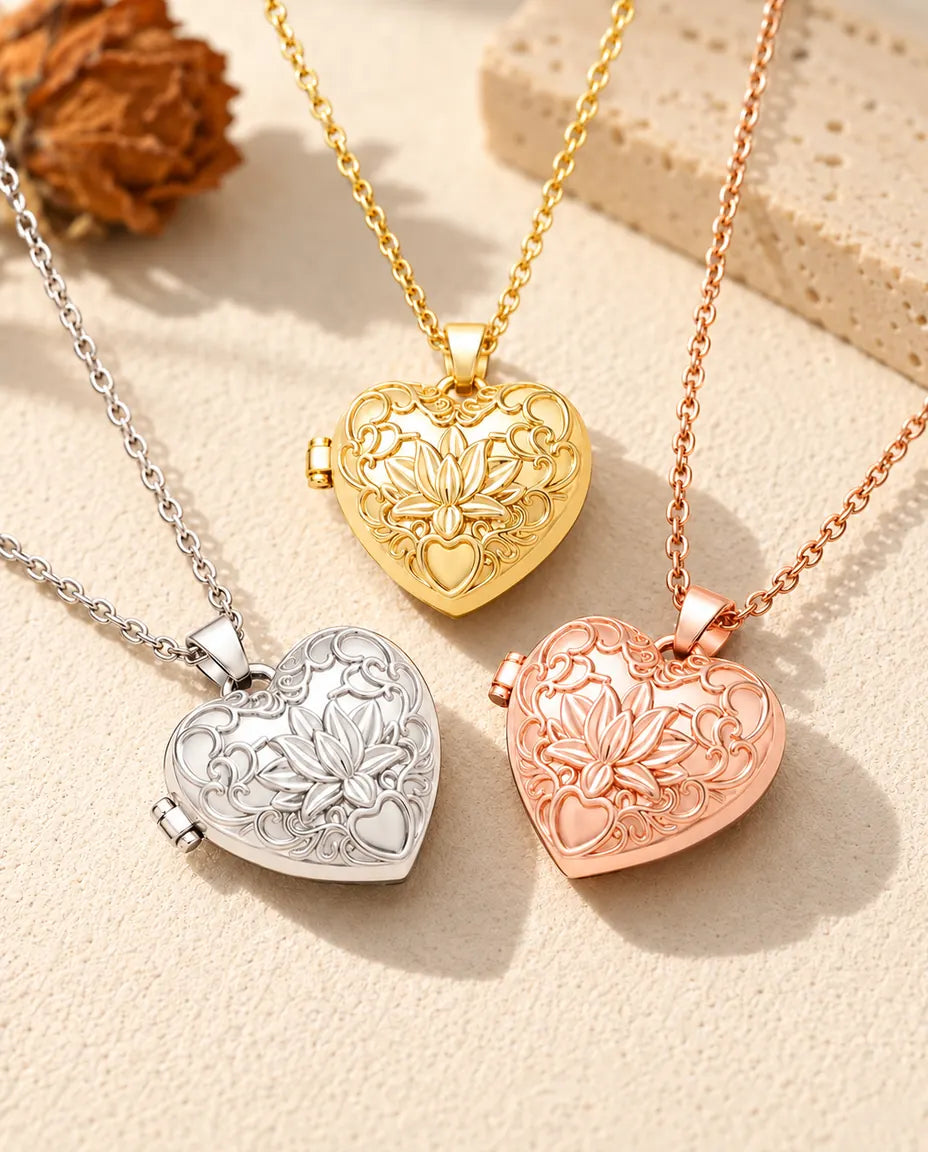 I tre colori della collana portafoto a cuore con fiore di loto, disposti su una base di gesso
