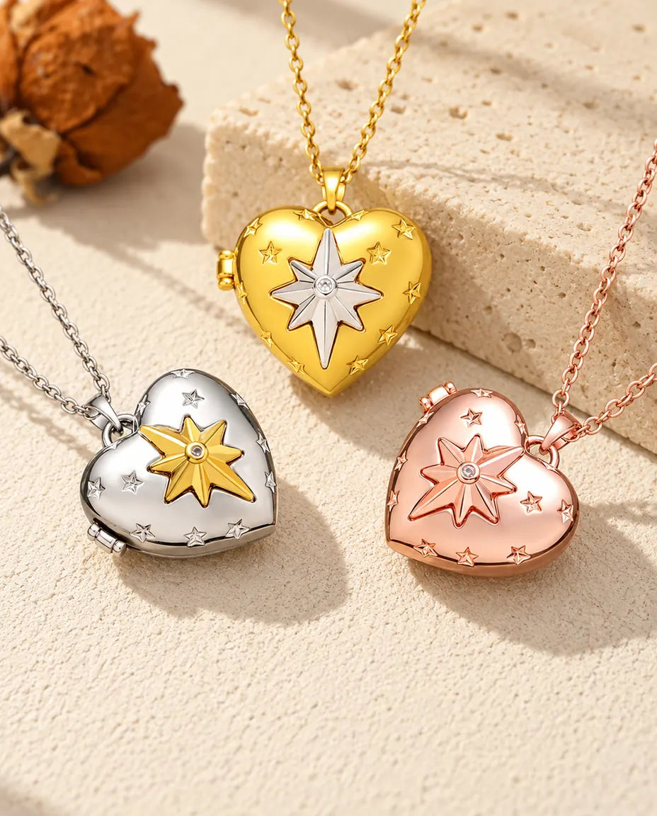 I tre colori della collana portafoto a cuore con stella polare disposti sul gesso