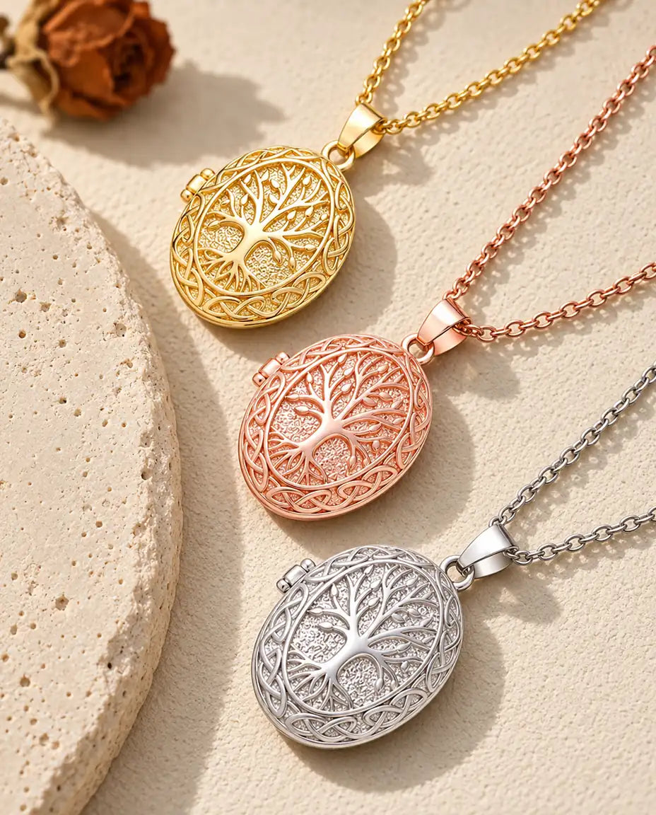 Ciondoli con albero della vita dorato, color oro rosa e argentato impilati accanto a una lastra di travertino