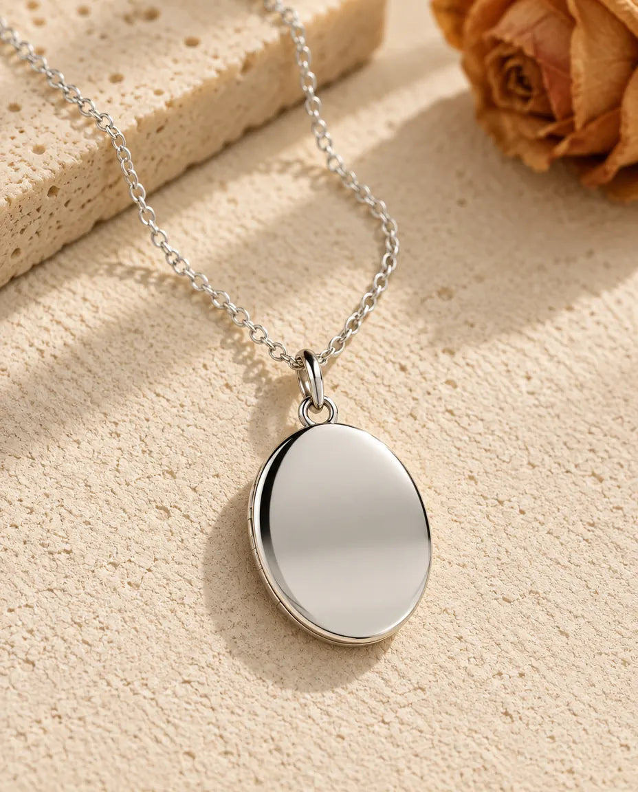 Collana Portafoto Ovale in Argento Sterling 925 con Incisione - vista frontale in argento