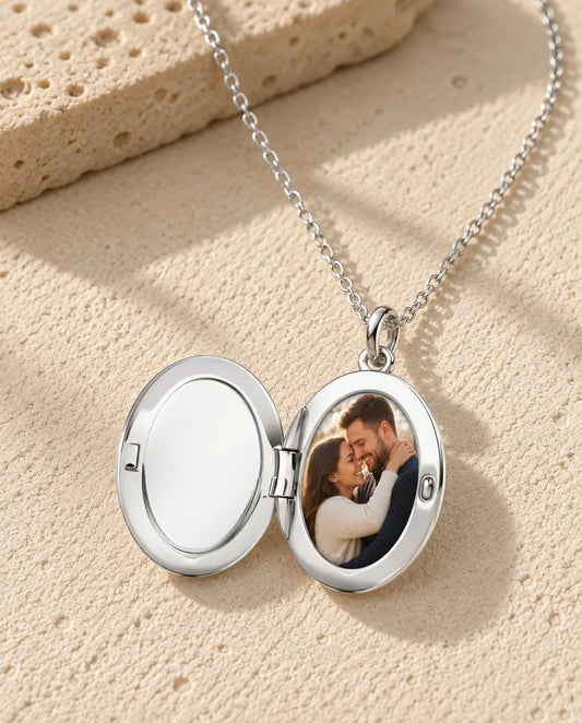 Collana Portafoto Ovale in Argento Sterling 925 con Incisione - aperto, con la foto all interno