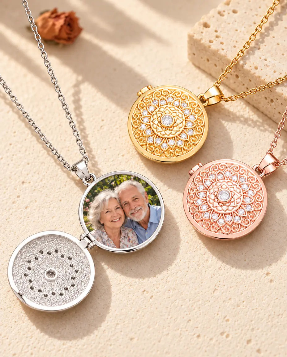 Ciondolo portafoto argentato con fiore mandala aperto sulla foto di due nonni, accanto ai modelli dorato e color oro rosa