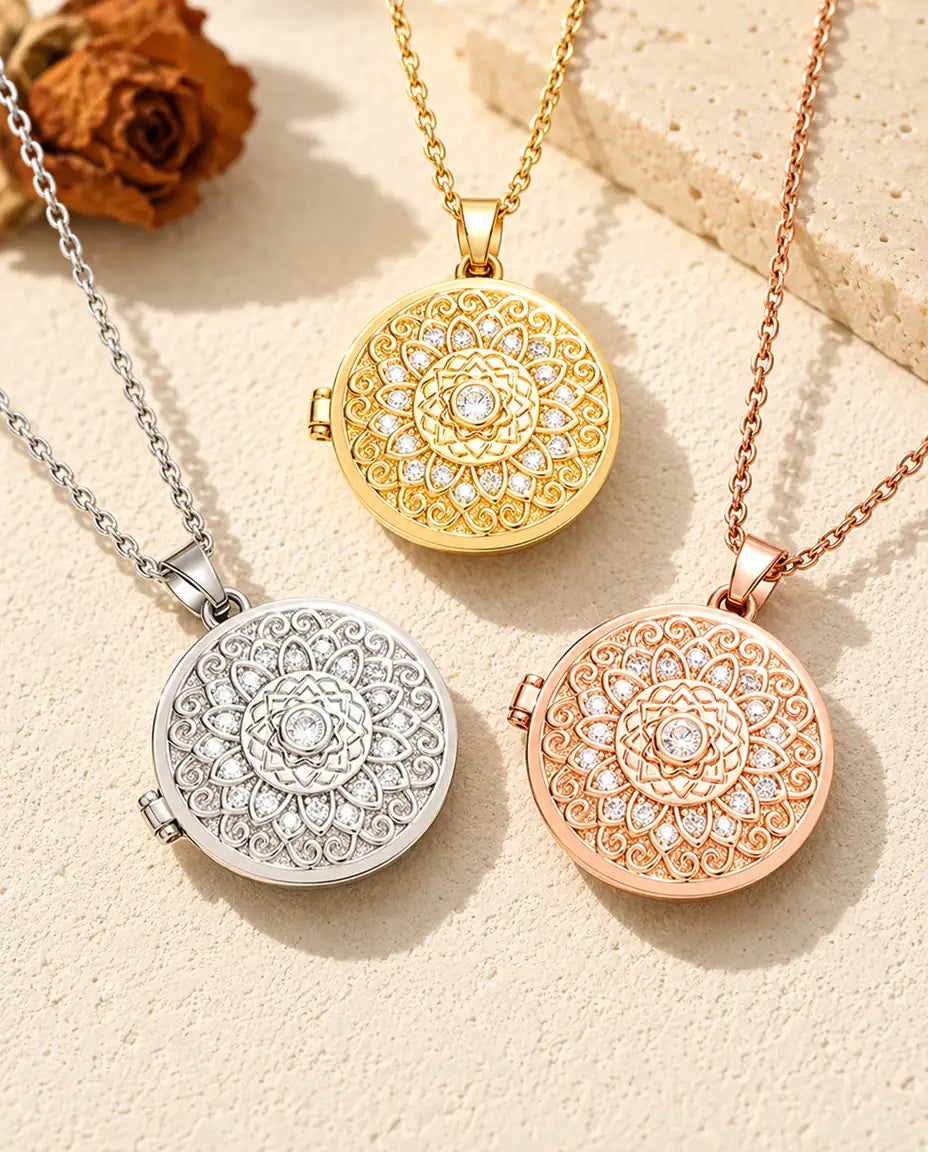 I tre colori della collana portafoto tonda con fiore mandala, disposti su una base di gesso