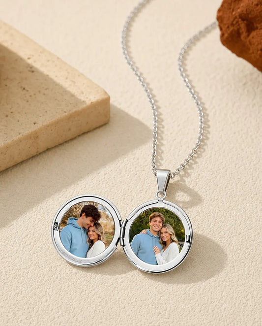 Collana portafoto tonda con incisione floreale, 2 foto e messaggio sul retro, argento o oro