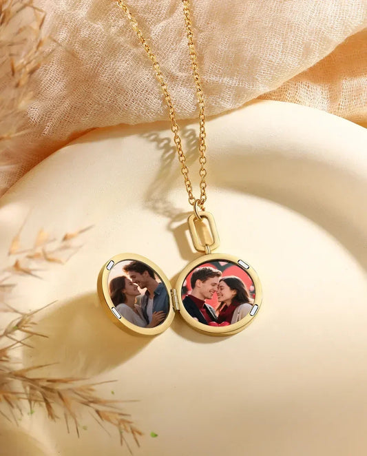 Collana portafoto tonda in madreperla con 2 foto e incisione sul retro, oro o argento