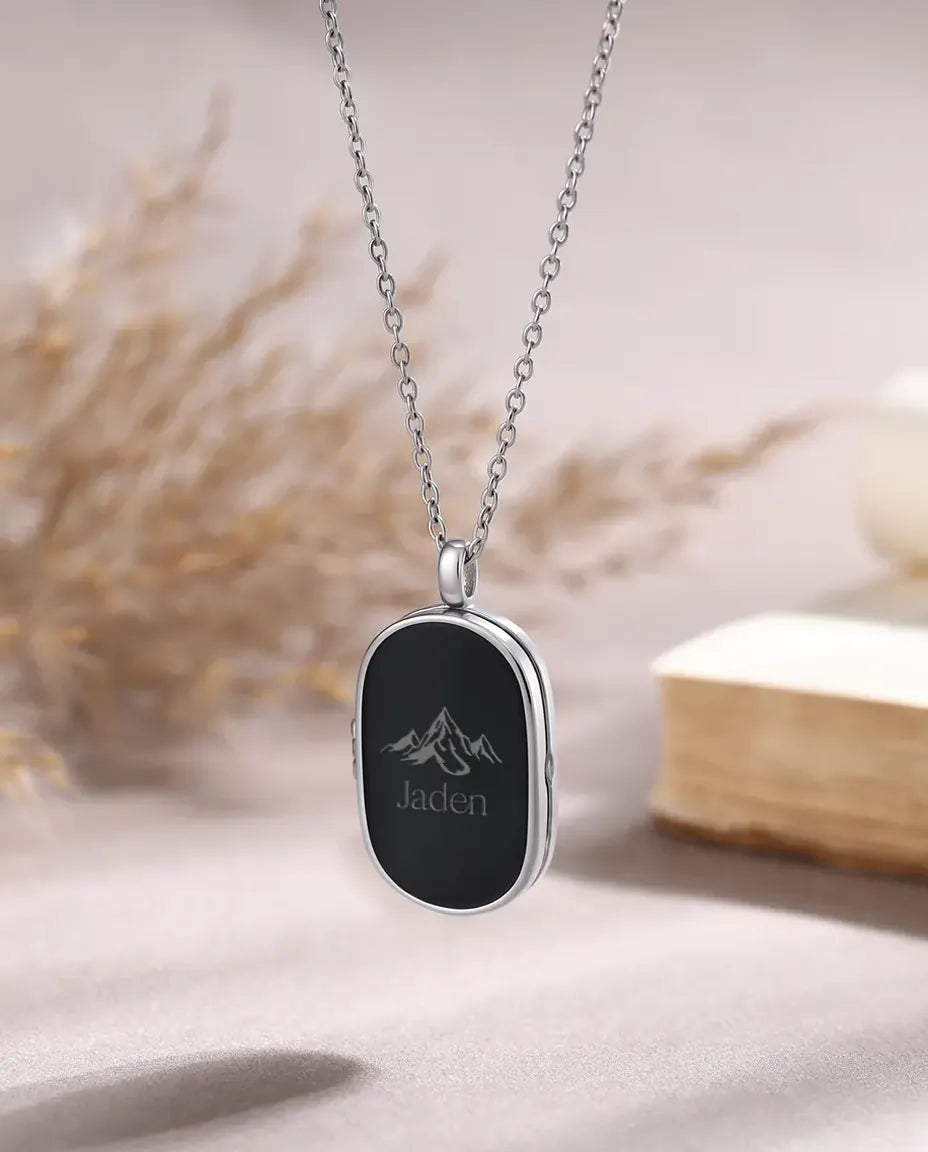 Collana portafoto uomo con ciondolo ovale nero, 2 foto, nome inciso e messaggio sul retro
