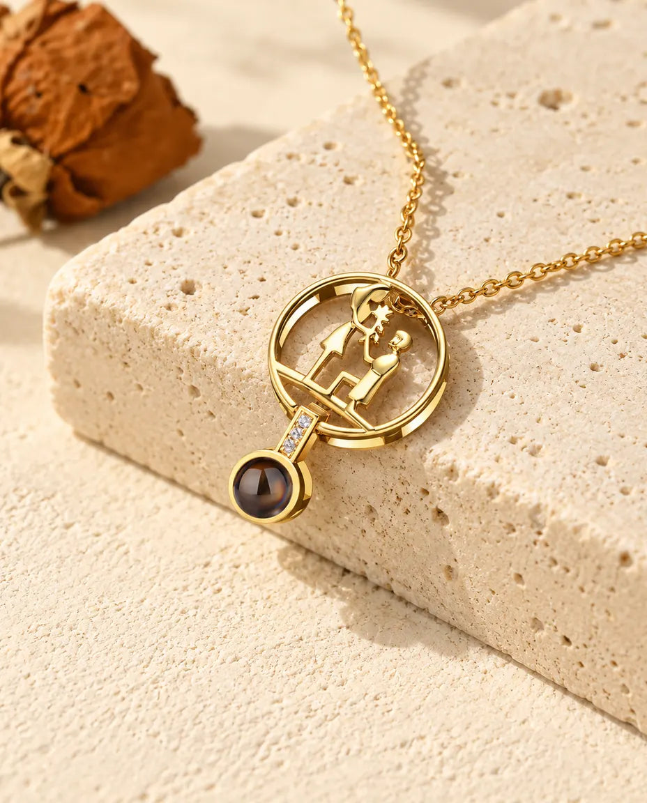 Collana personalizzata dorata con la proposta di matrimonio e la coppia in ginocchio, sul travertino
