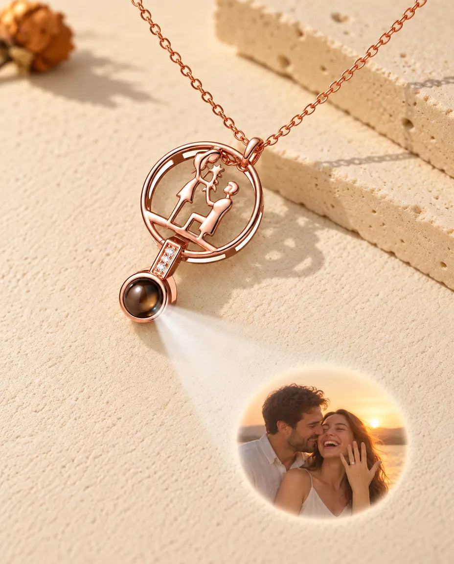 Collana color oro rosa con la proposta che proietta la foto di due fidanzati sull'intonaco