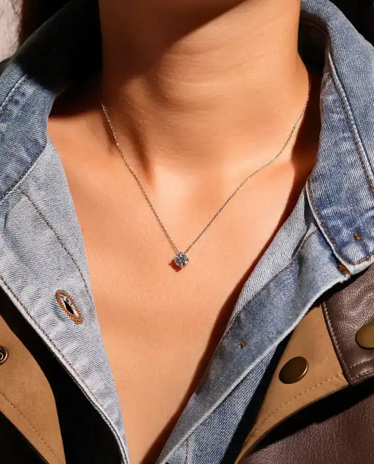 Collana Punto Luce Moissanite 1 ct in Argento 925 - indossata da una modella, primo piano sulla clavicola