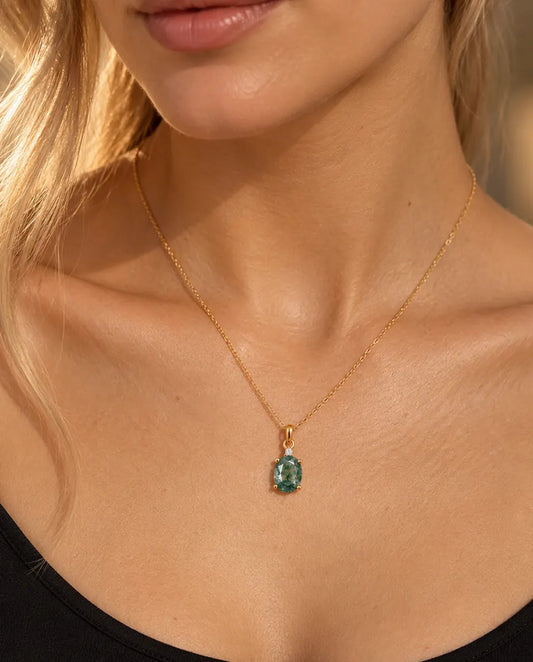 Collana Solitario Agata Muschiata Ovale in Argento 925 Placcato Oro - indossata da una modella, primo piano sulla clavicola