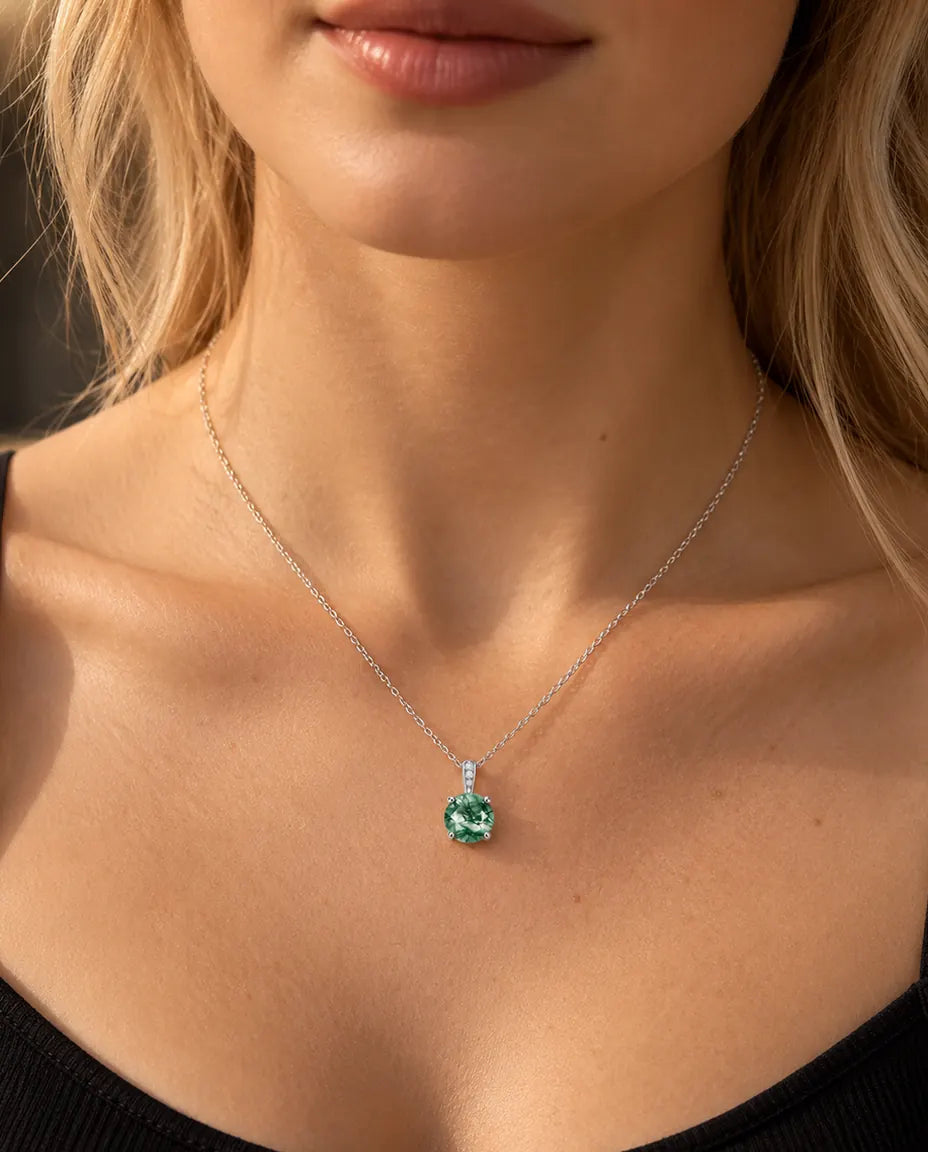 Collana Solitario Agata Muschiata Tonda in Argento 925 - indossata da una modella, primo piano sulla clavicola