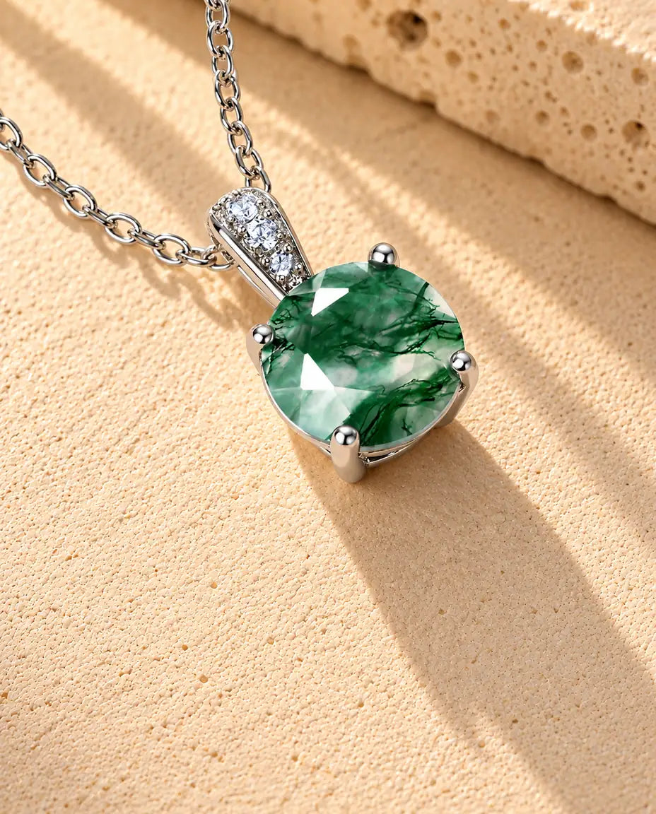 Collana Solitario Agata Muschiata Tonda in Argento 925 - primo piano dell’agata muschiata e della sua montatura