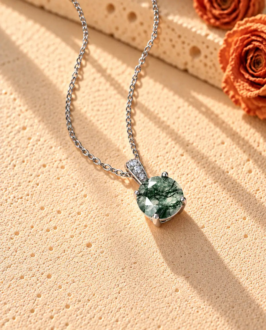 Collana Solitario Agata Muschiata Tonda in Argento 925 - vista di tre quarti su una superficie chiara ruvida