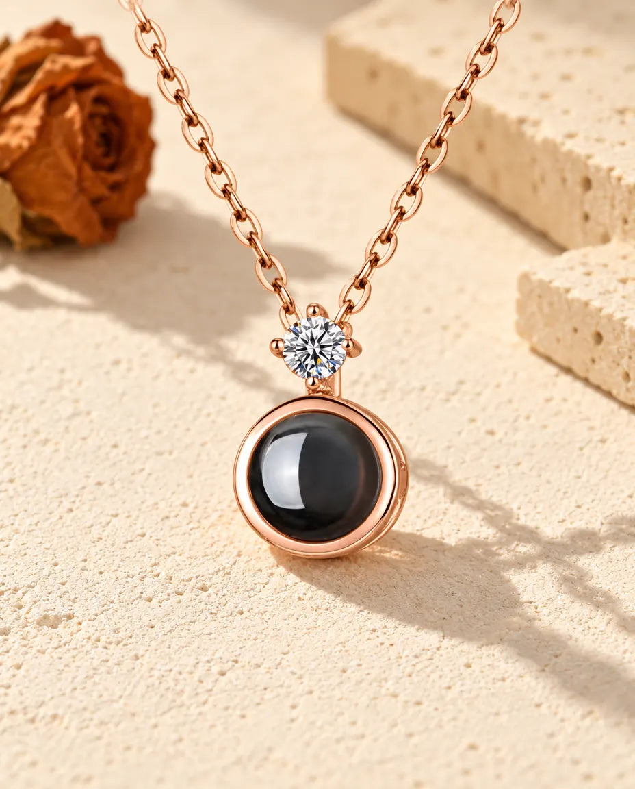 Collana personalizzata color oro rosa con ciondolo tondo, punto luce in zircone e foto dentro