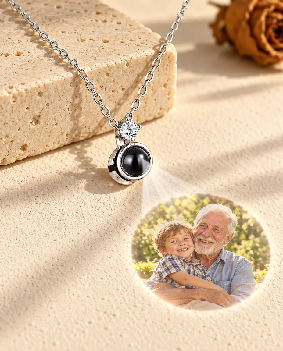 Collana argentata con punto luce che proietta la foto di un nonno con il nipote sull'intonaco