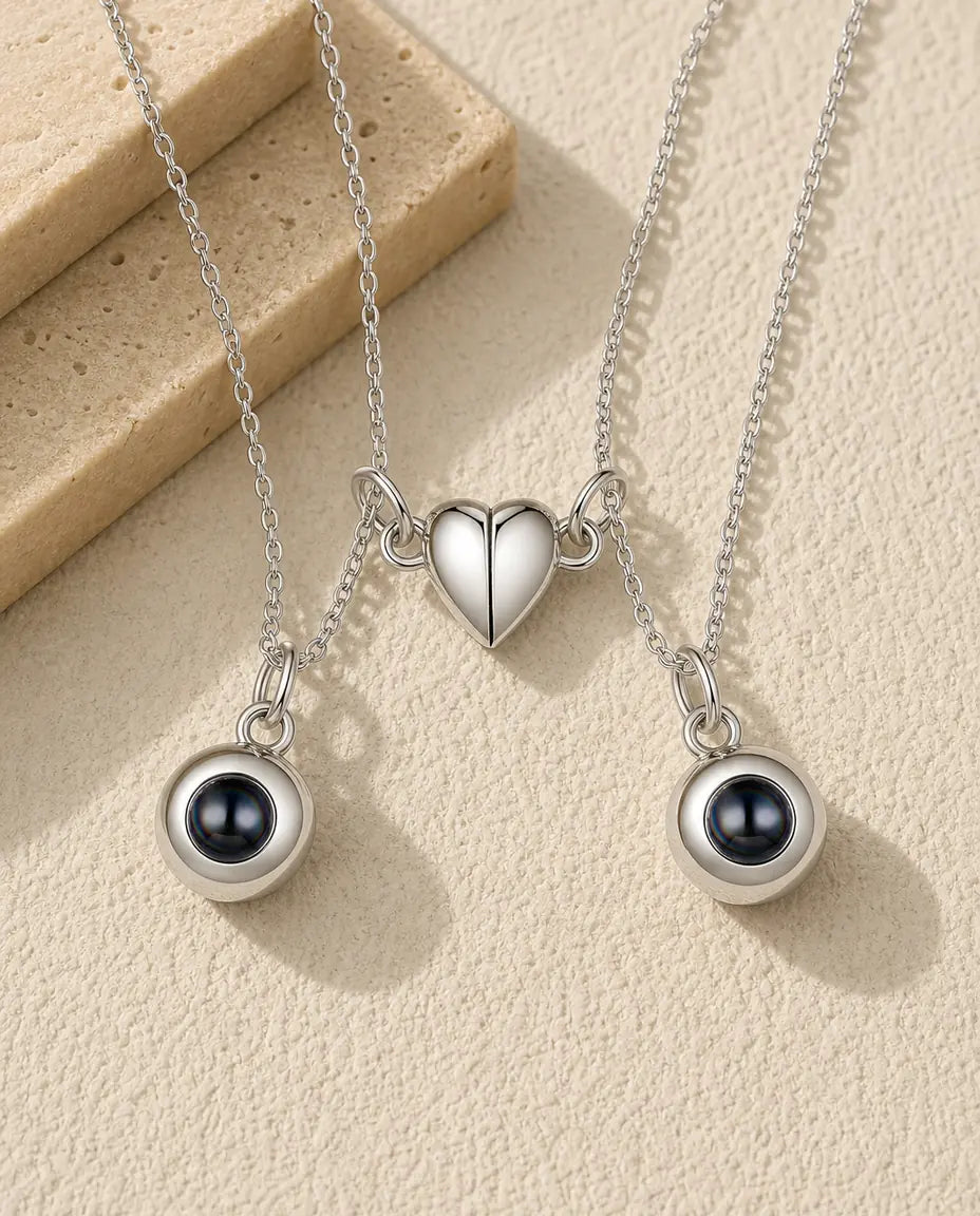 Collane di Coppia con Foto Dentro – Set da 2 con Mezzo Cuore Magnetico e Perla di Proiezione