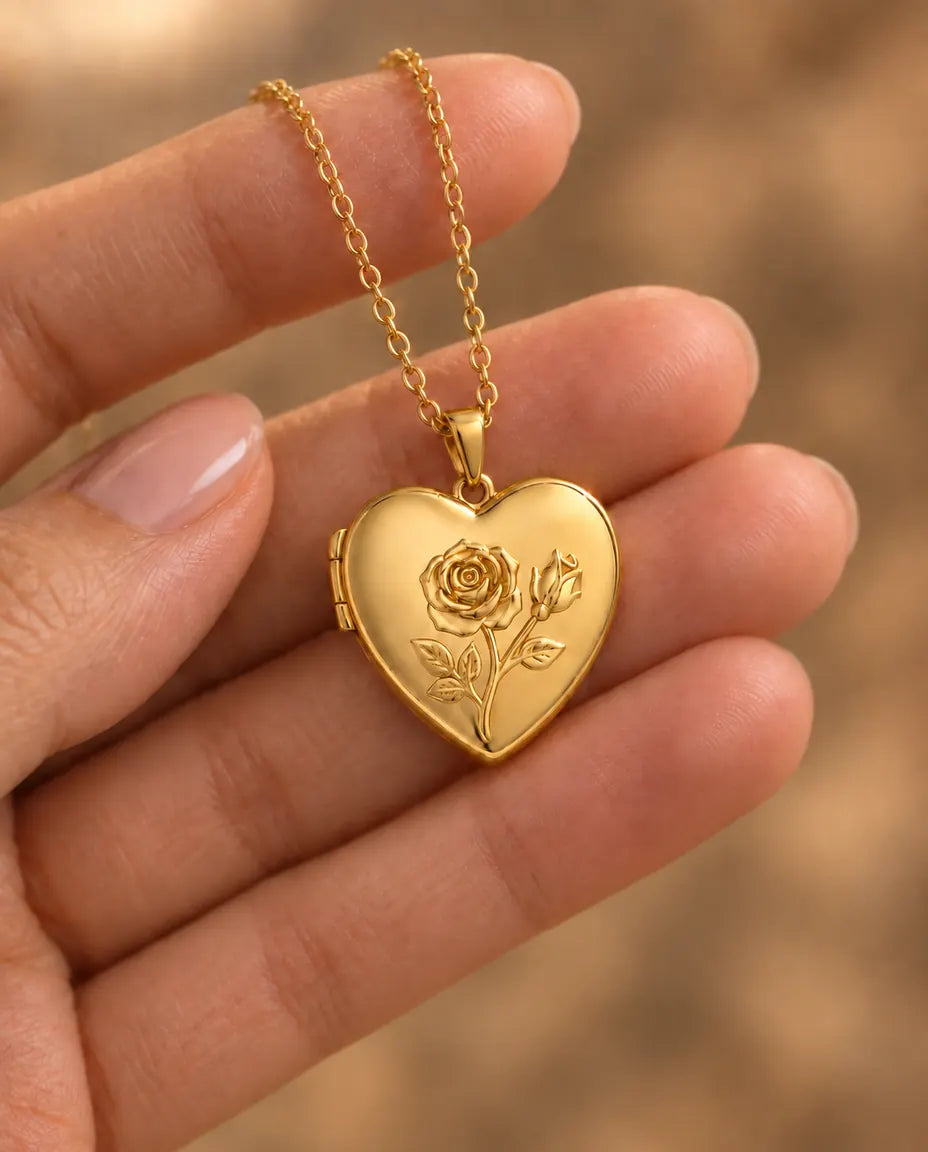 Ciondolo Portafoto a Cuore con 2 Foto - collana portafoto con rosa in rilievo e retro in madreperla tenuta in mano