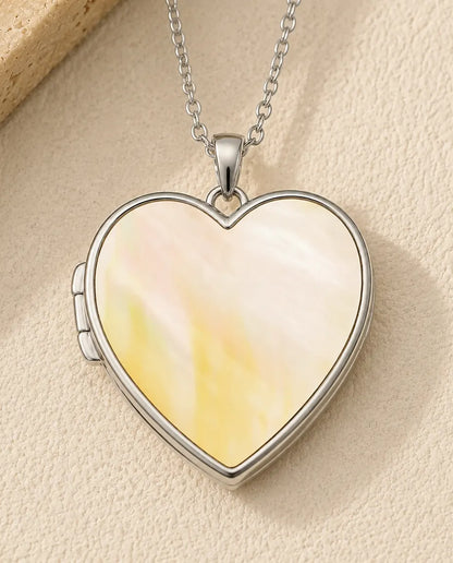 Ciondolo Portafoto a Cuore con 2 Foto - collana portafoto con rosa in rilievo e retro in madreperla, argentato o dorato, catena 50+5 cm