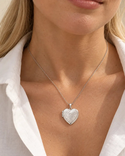 Ciondolo Portafoto a Cuore con 2 Foto - collana portafoto con fiori incisi e retro in madreperla indossata da una modella