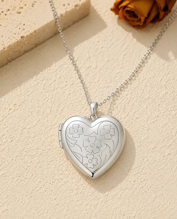 Medaglione Cuore con 2 Foto - medaglione con fiori incisi e retro in madreperla, argentato o dorato, catena 50+5 cm