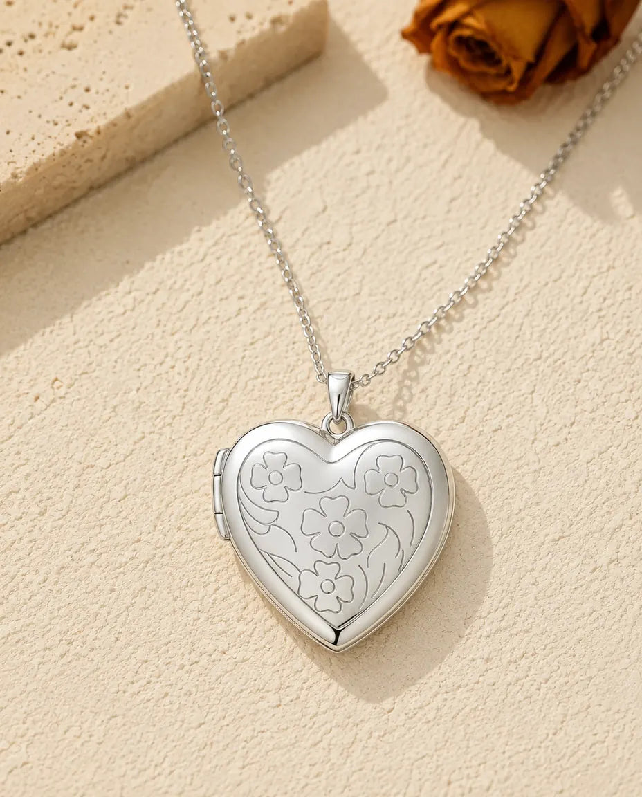 Medaglione Cuore con 2 Foto - medaglione con fiori incisi e retro in madreperla, argentato o dorato, catena 50+5 cm