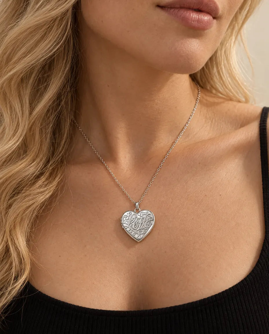 Ciondolo Portafoto a Cuore Love con 2 Foto - collana portafoto con Love in rilievo e retro in madreperla indossata da una modella