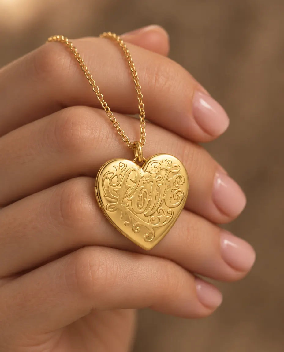 Ciondolo Portafoto a Cuore Love con 2 Foto - collana portafoto con Love in rilievo e retro in madreperla tenuta in mano