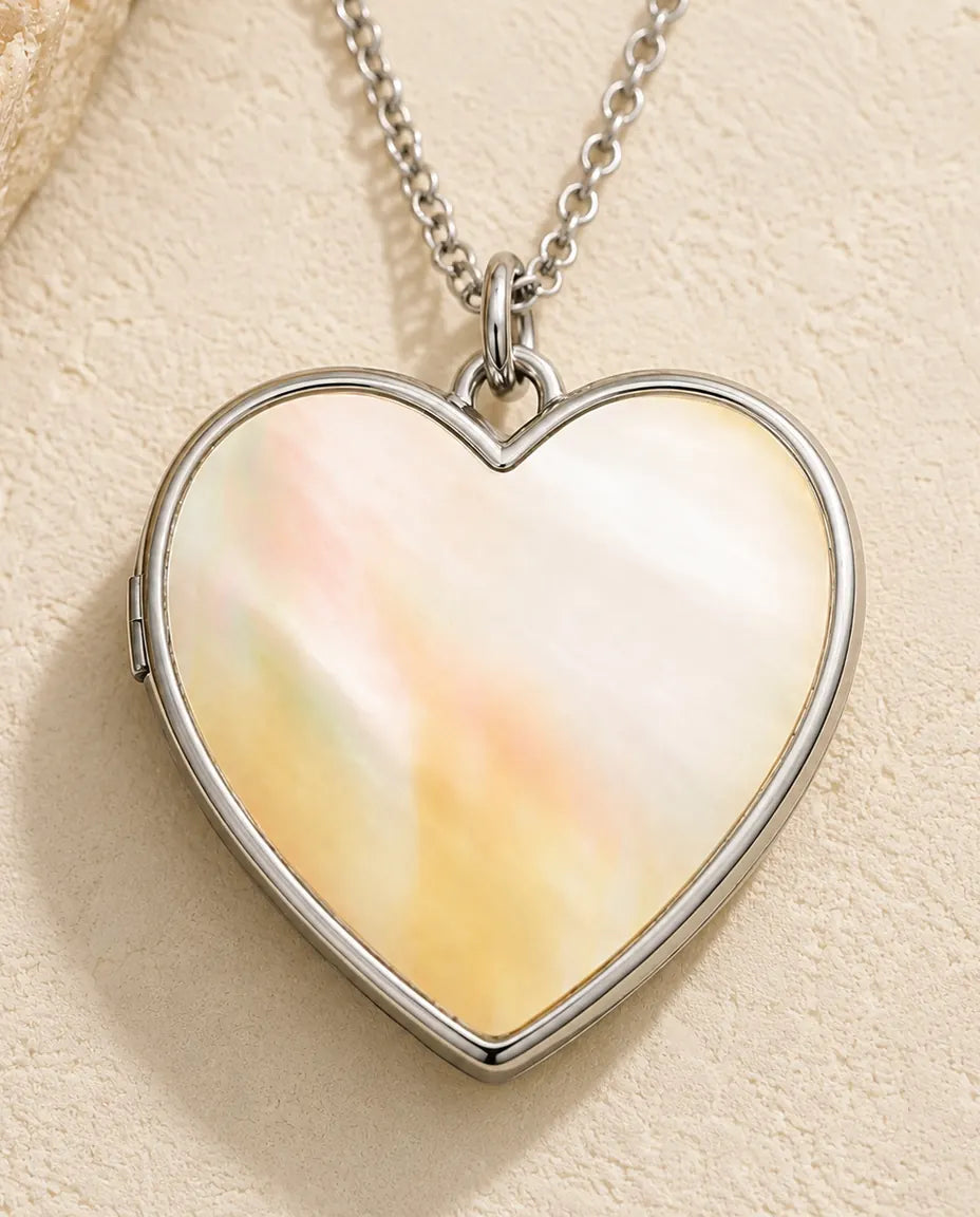 Ciondolo Portafoto a Cuore Love con 2 Foto - collana portafoto con Love in rilievo e retro in madreperla, catena 45+5 cm