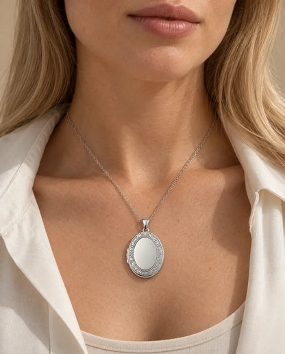 Ciondolo Portafoto Ovale da Incidere con 2 Foto - collana portafoto personalizzata con bordo a volute e retro in madreperla indossata da una modella