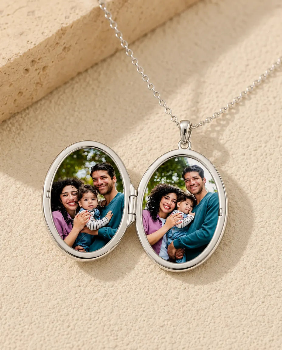 Ciondolo Portafoto Ovale da Incidere con 2 Foto - collana portafoto personalizzata con bordo a volute e retro in madreperla