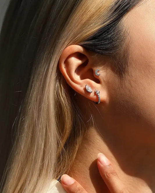Orecchini Mini Cerchi con Moissanite a Goccia in Argento 925 - indossato all’orecchio, primo piano