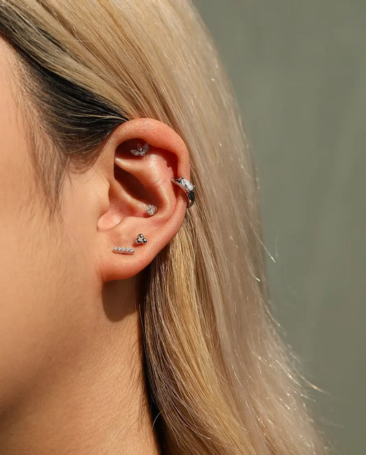 Orecchini a Barretta con Cinque Moissanite in Argento 925 - indossato insieme ad altri orecchini sullo stesso orecchio