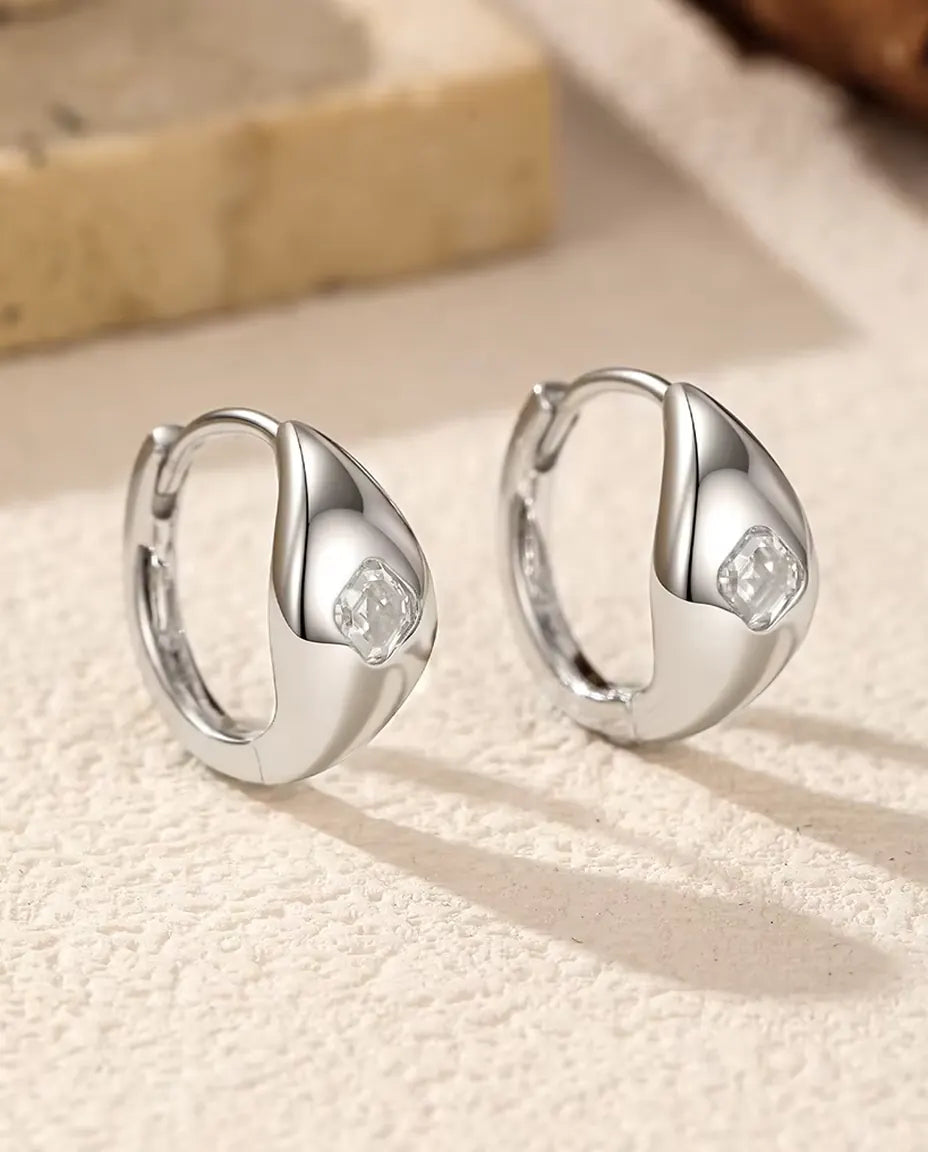 Orecchini a Cerchio Huggie Moissanite Asscher in Argento 925 - primo piano della moissanite taglio Asscher nella cupola lucida