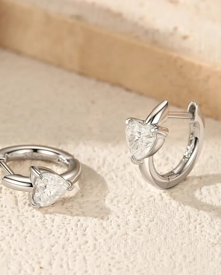 Orecchini a Cerchio con Moissanite Cuore - 2 x 0,50 ct colore D, cerchio da 12 mm, argento 925, 2,30 g