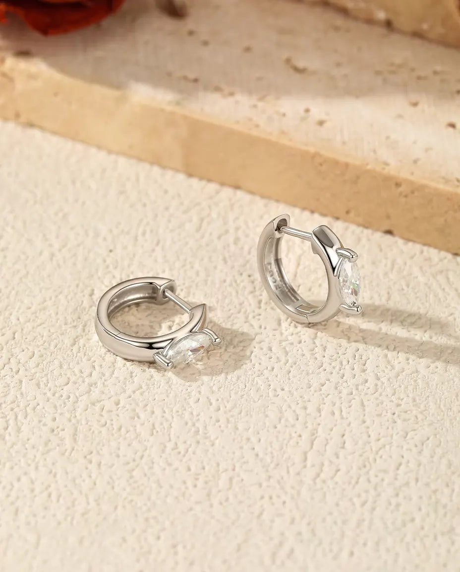 Orecchini a cerchio in moissanite marquise - una pietra da 0,30 ct 3 x 6 mm per orecchino, cerchio da 11,5 mm, argento 925