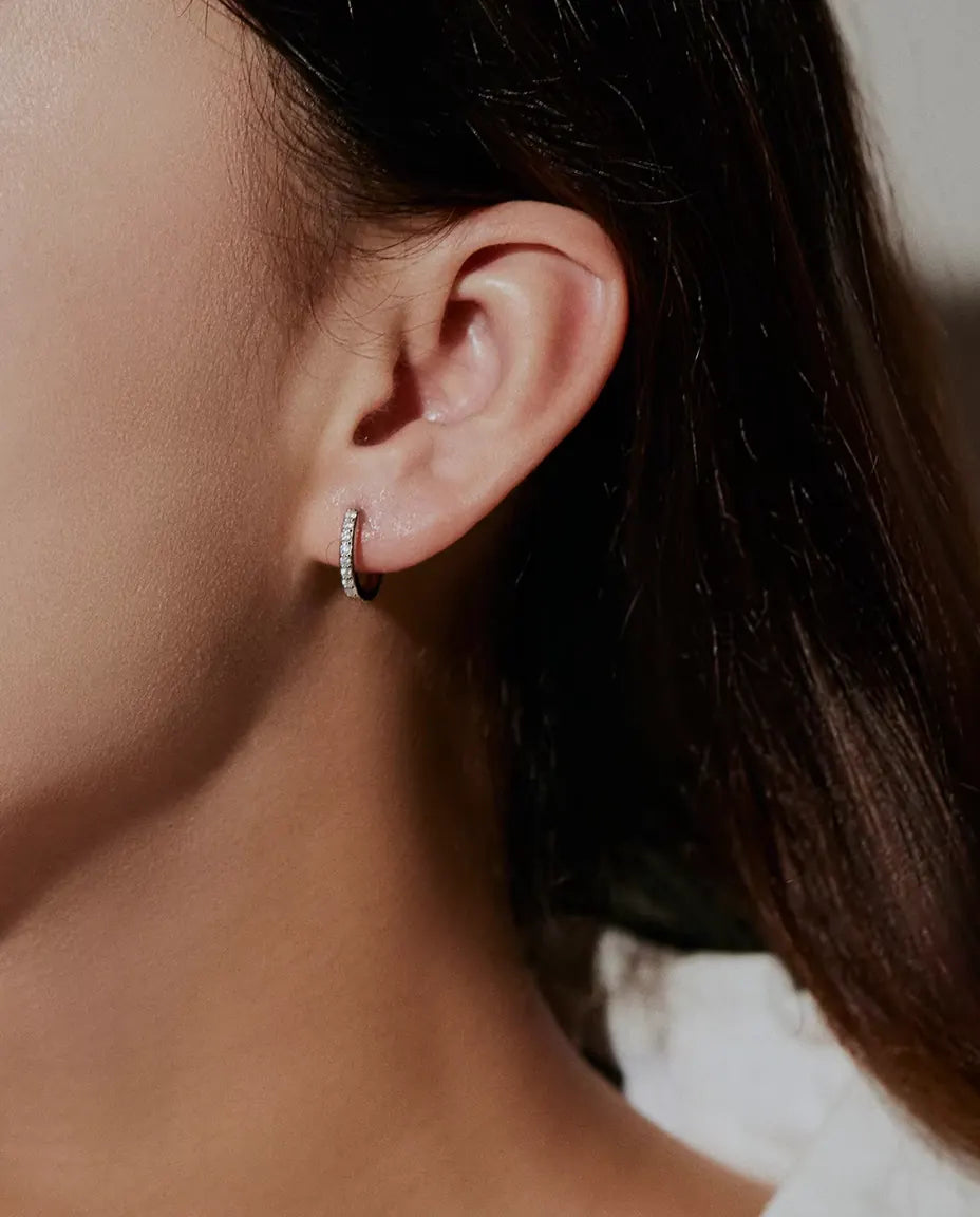 Orecchini a Cerchio Moissanite in Argento 925 - indossati all’orecchio da una modella, di profilo