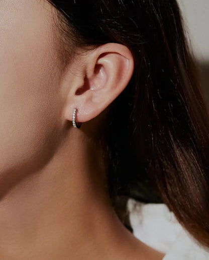 Orecchini a Cerchio Moissanite in Argento 925 - indossati all’orecchio da una modella, di profilo
