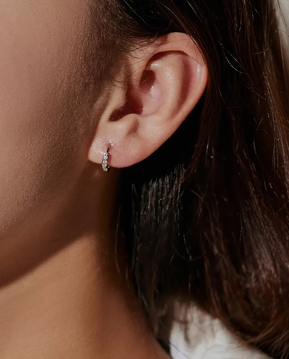 Orecchini a Cerchio Moissanite in Argento 925 - indossati all’orecchio da una modella, primo piano