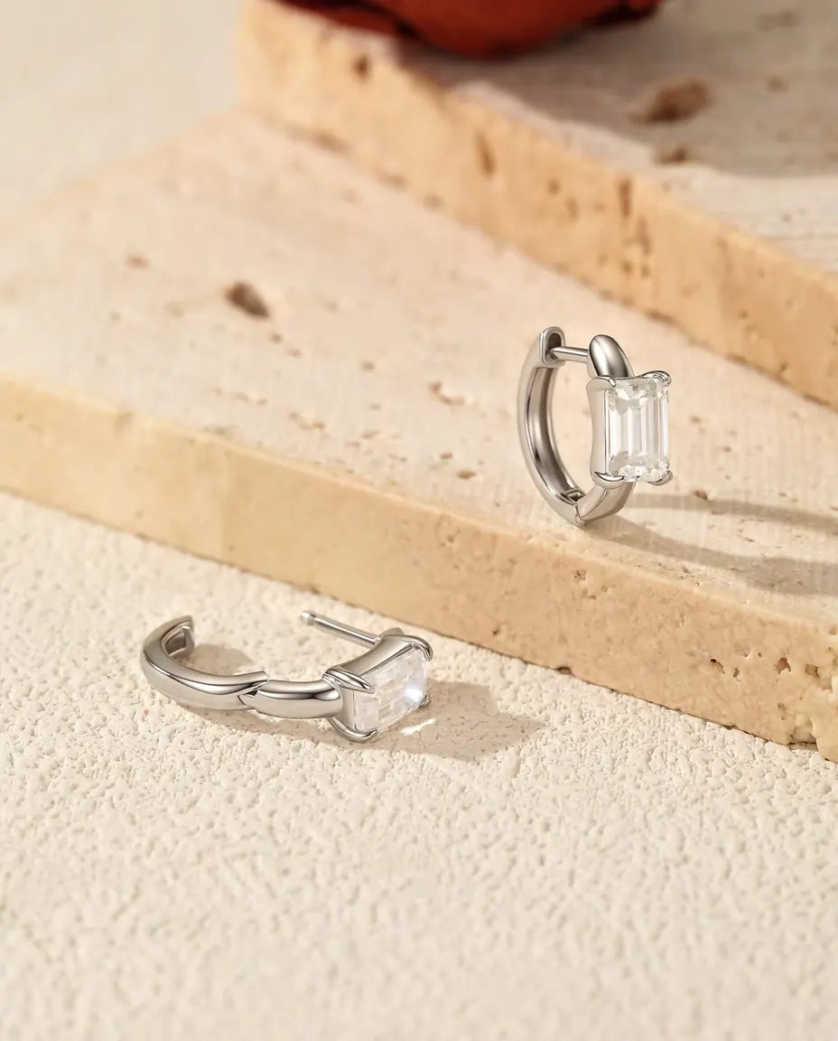 Orecchini a cerchio in moissanite taglio smeraldo - una pietra da 0,80 ct 4 x 6 mm per orecchino, cerchio 11,5 mm, argento 925