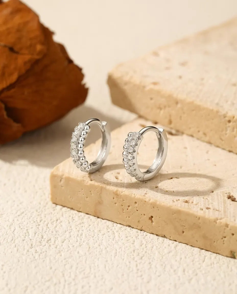 Orecchini a cerchio con pavé di moissanite - sedici pietre da 1,3 mm su due file, 12 mm, argento 925