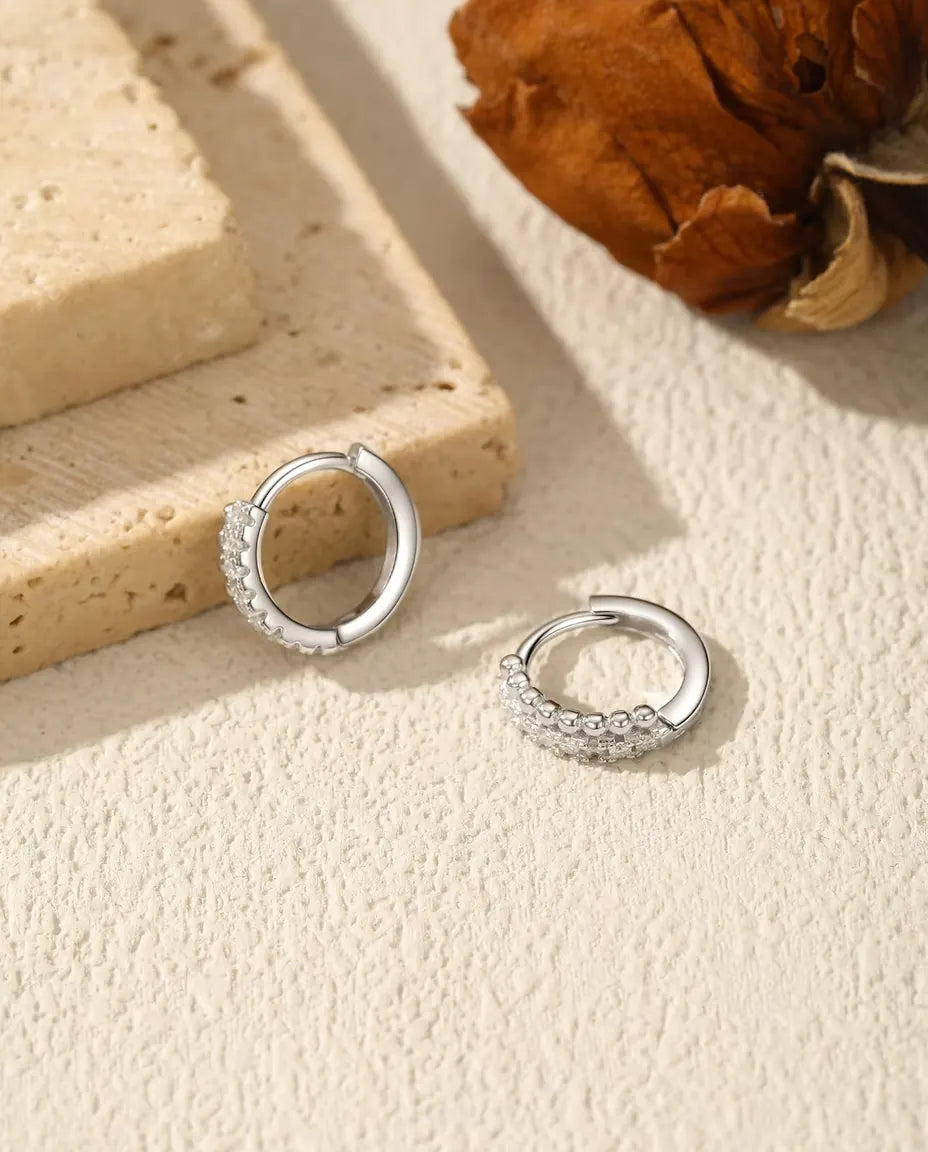 Orecchini a cerchio con pavé di moissanite - sedici pietre da 1,3 mm su due file, 12 mm, argento 925