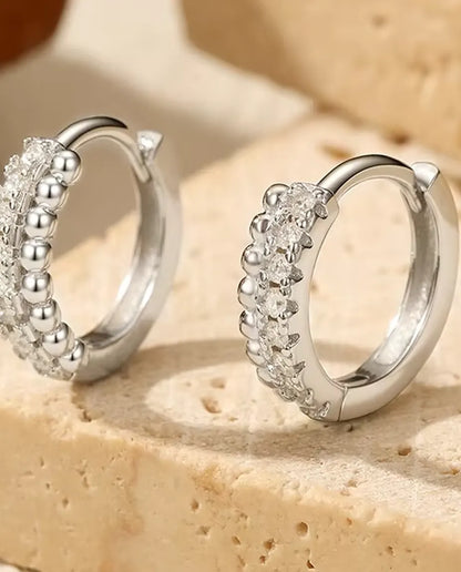 Orecchini a cerchio con pavé di moissanite - sedici pietre da 1,3 mm su due file, 12 mm, argento 925