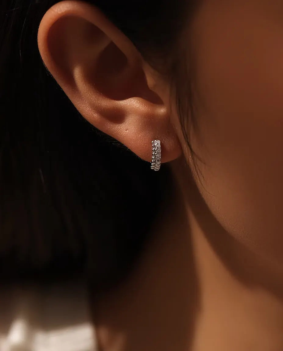 Orecchini a cerchio con pavé di moissanite - sedici pietre da 1,3 mm su due file, 12 mm, argento 925
