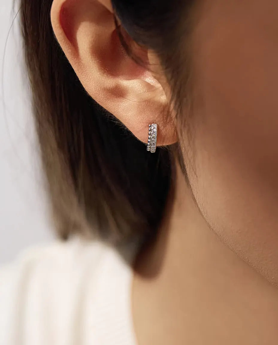 Orecchini a cerchio con pavé di moissanite - sedici pietre da 1,3 mm su due file, 12 mm, argento 925