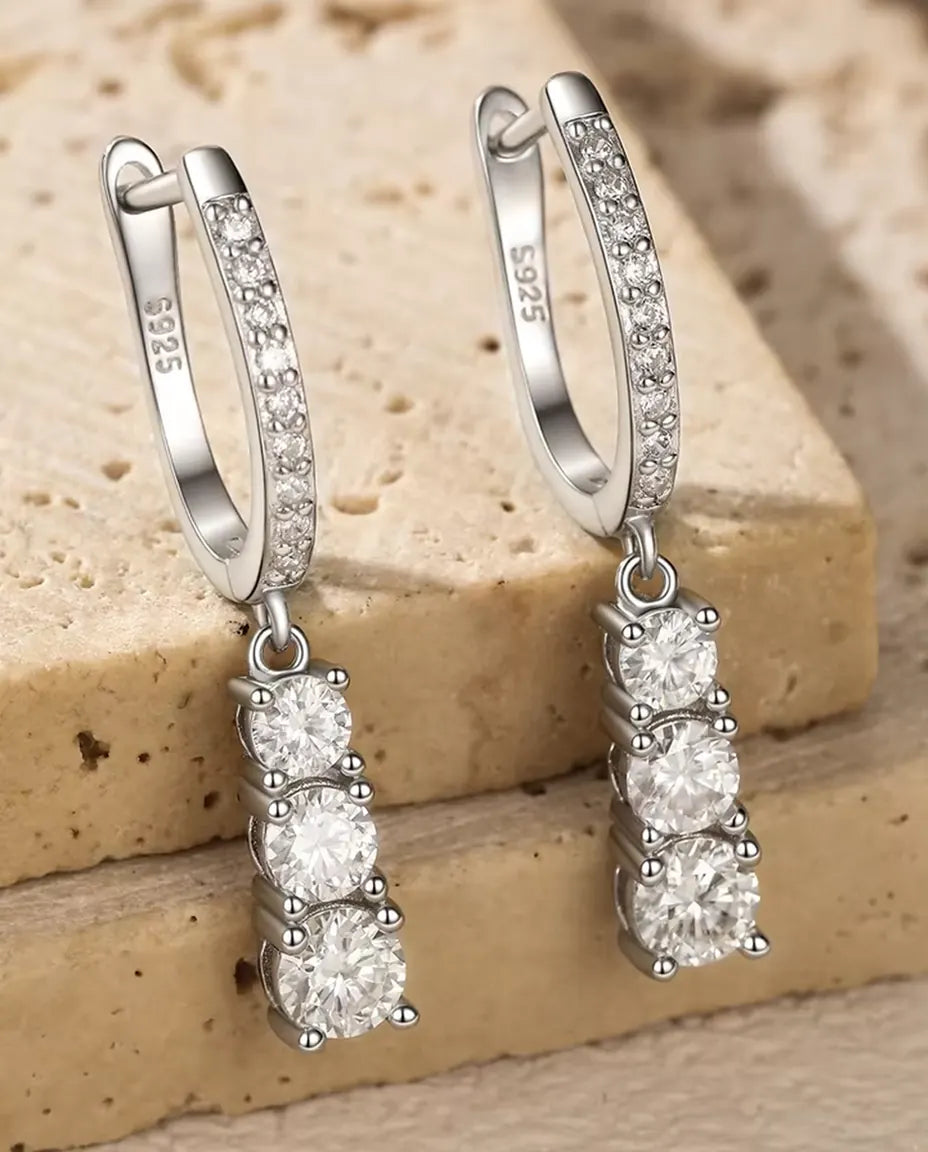 Orecchini a Cerchio Pendenti Moissanite a Tre Pietre in Argento 925 - primo piano delle tre moissaniti digradanti